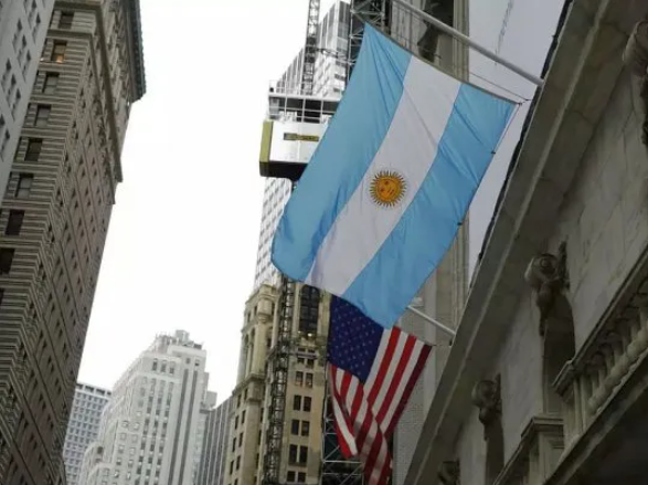 Los bonos argentinos suben y el riesgo país cae a 488 puntos básicos
