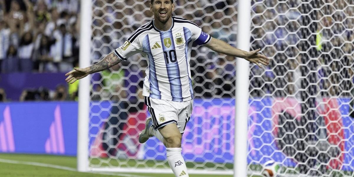 Argentina debutó con una goleada: venció 3-0 a Argelia con triplete de Messi