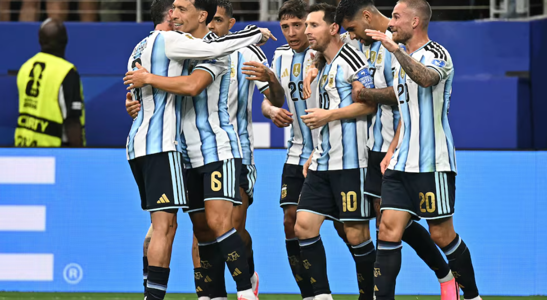 Argentina venció 2-0 a Austria y aseguró su clasificación a dieciseisavos de final