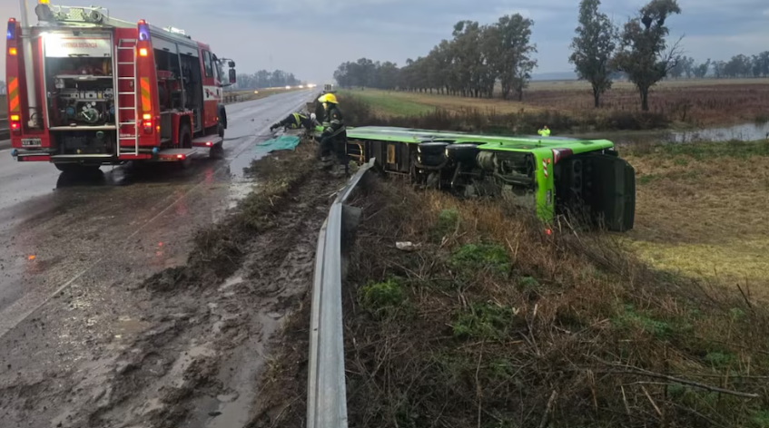 Dramático accidente en Carmen de Areco: un micro cayó de un puente y hay varios heridos