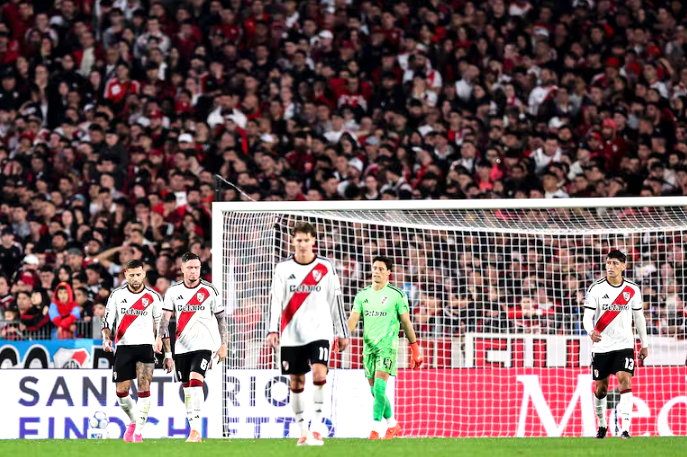 River volvió a caer, perdió con Rosario Central en el Monumental y profundizó su crisis
