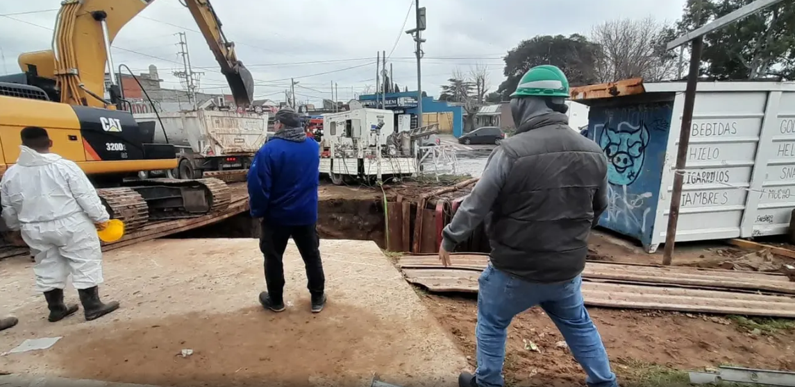 Rotura de un caño principal inundó calles de Temperley y afecta el servicio de agua en el sur del conurbano